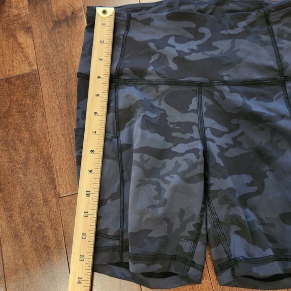 Lululemon women's camo shorts in size 6 - Picture 7 of 8